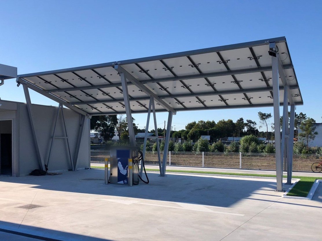 Ombrière photovoltaïque au-dessus d'une piste de lavage équipée