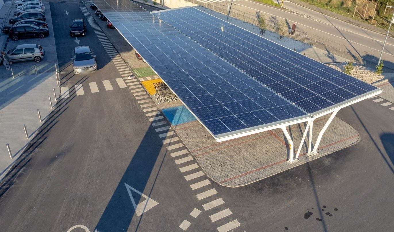 Station de self-lavage à ombrière photovoltaïque, vue aérienne