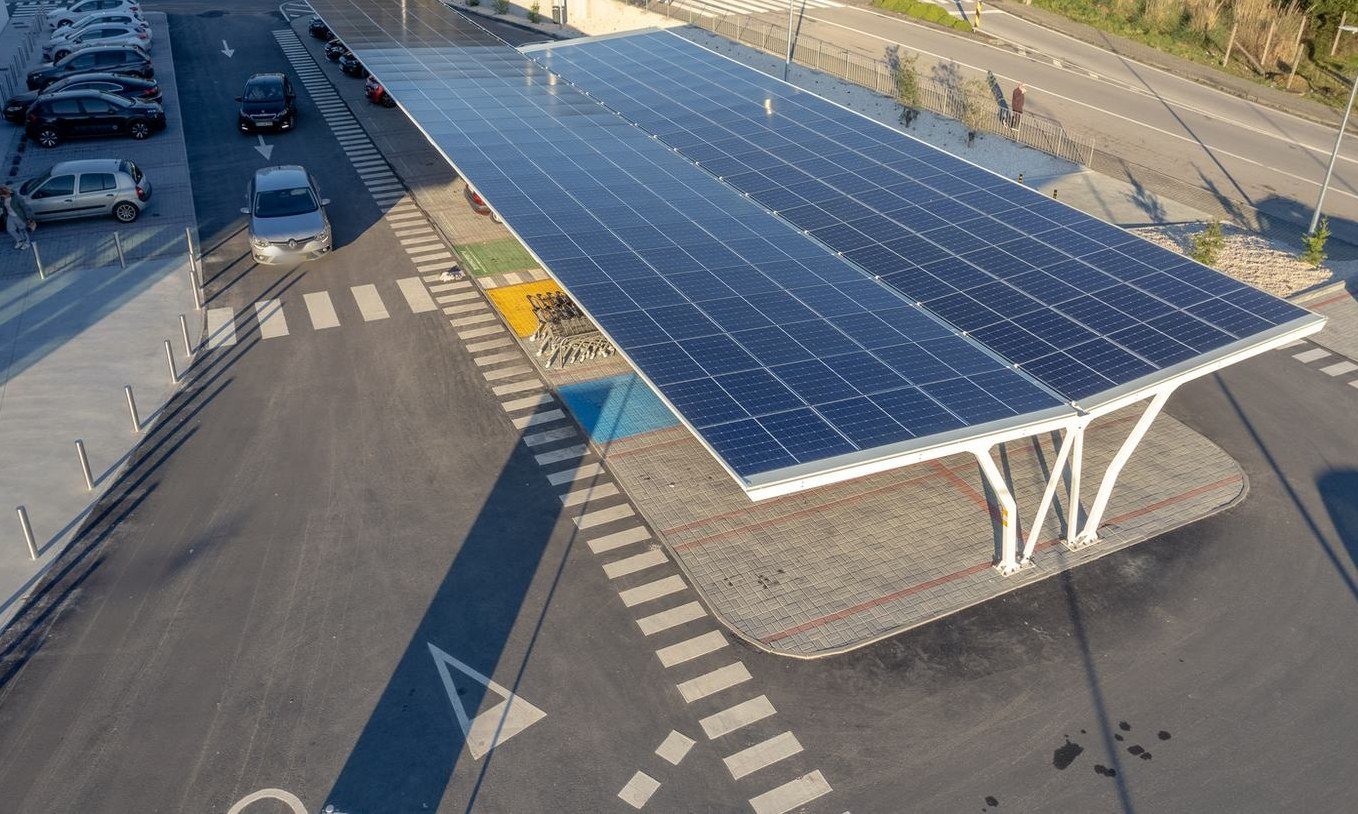 Station de self-lavage à toiture photovoltaïque vue de haut, parking et voies de circulation