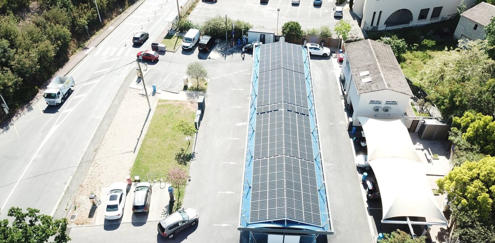 Vue aérienne d'une station de self-lavage en implantation urbaine