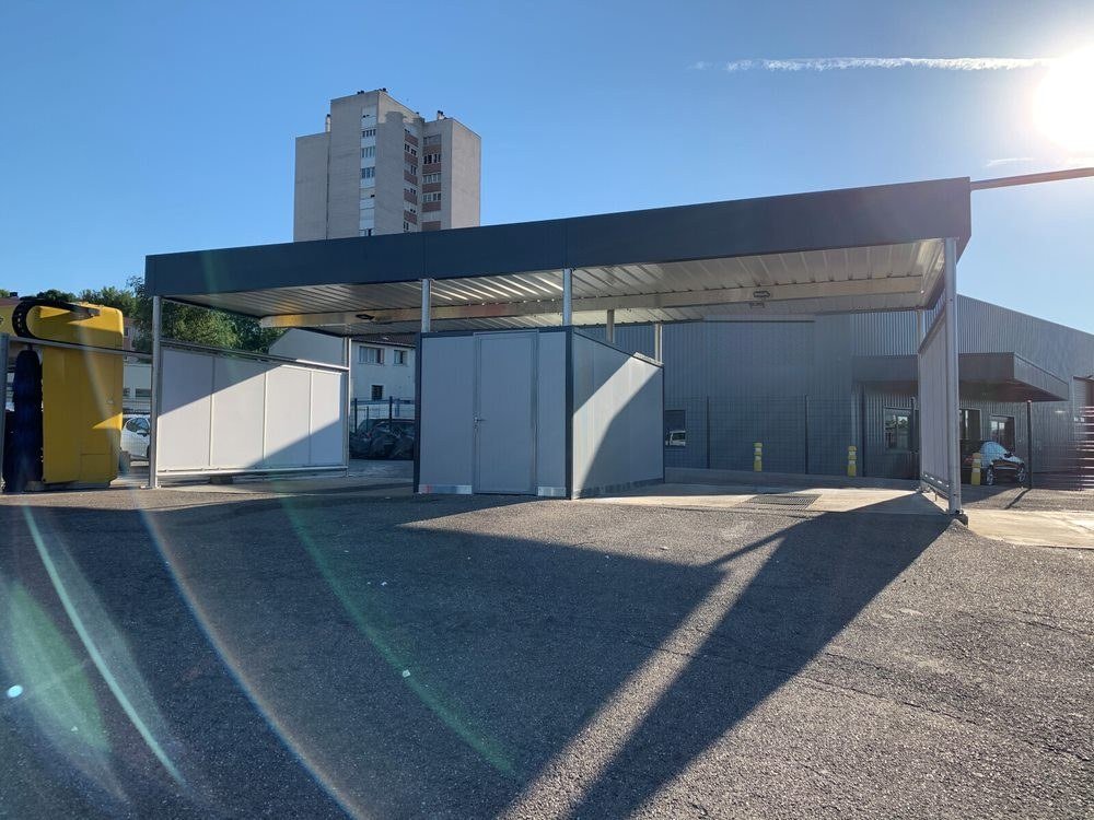 Station de self-lavage à auvent anthracite en milieu urbain