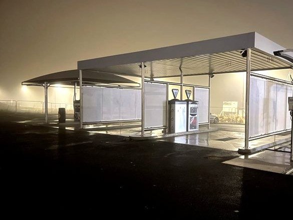 Station de self-lavage éclairée de nuit, ouverte 24 h/24