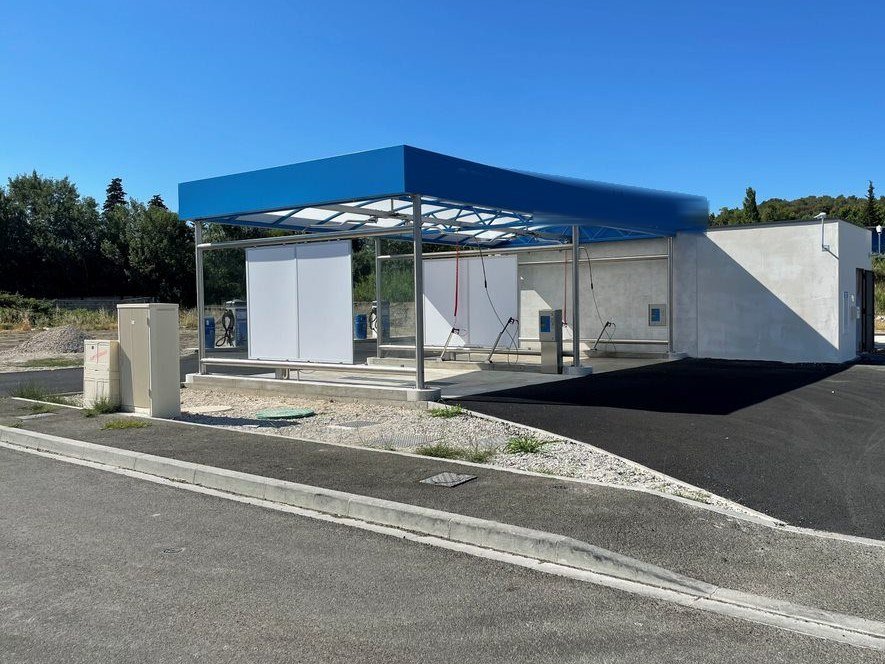 Station de self-lavage vue depuis la route