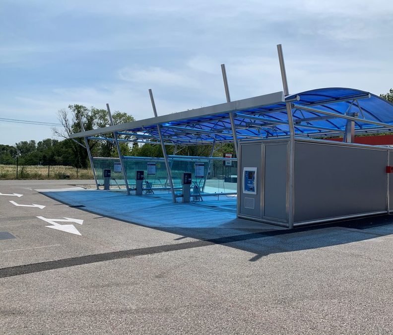 Station de self-lavage et son local technique conteneurisé au premier plan